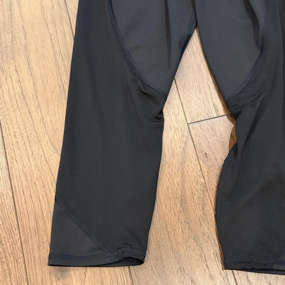 Athleta Mesh Contender Capri Size XS Black - C18-002